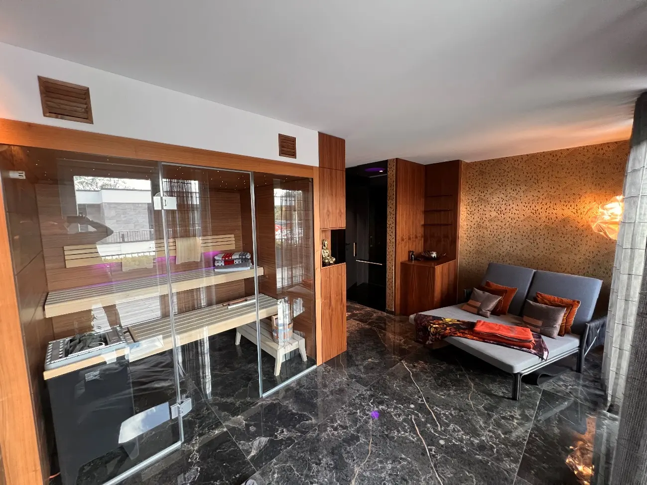 Luxus Penthouse in Leipzig mit privater Klafs Sauna und Ruhebereich