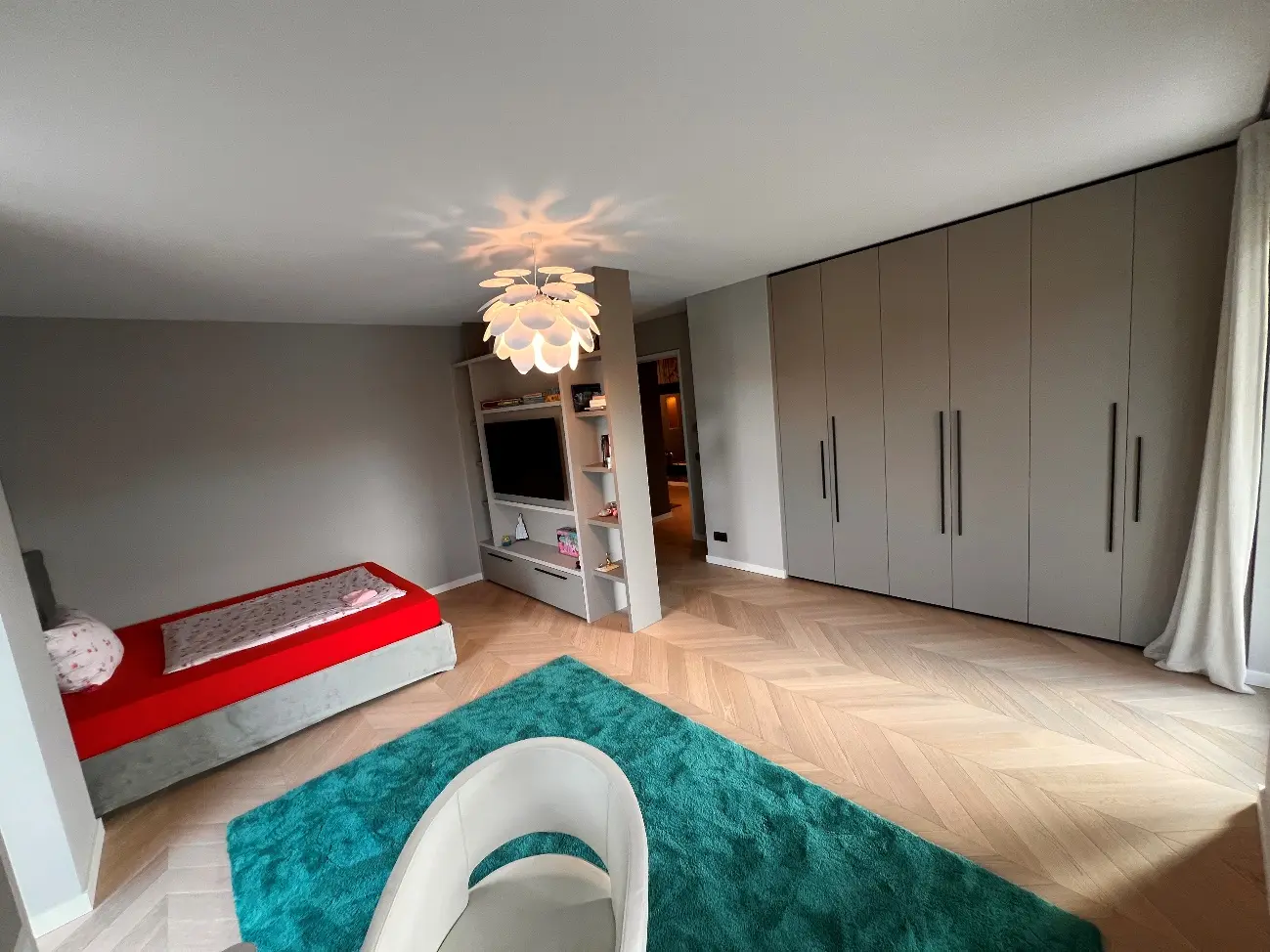 Kinderzimmer mit Einbauschränken im Luxus Penthouse Leipzig